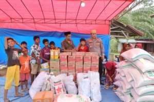 Kapolres Lhokseumawe Bawa Bantuan dan Keceriaan untuk Penyintas Banjir di Sawang