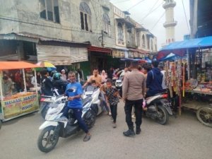 Cegah Kemacetan Jelang Berbuka, Polisi Atur Lalu Lintas di Simpang Pasar Keude Punteuet
