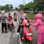 Polsek Baktiya Barat dan Bhayangkari Berbagi Ratusan Takjil, Jangkau Warga Hingga Door to Door