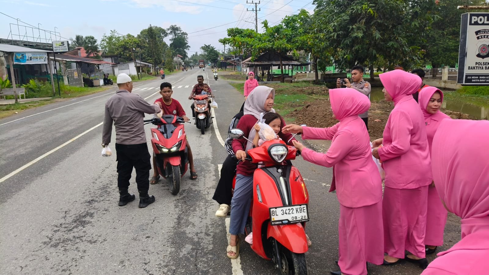 Polsek Baktiya Barat dan Bhayangkari Berbagi Ratusan Takjil, Jangkau Warga Hingga Door to Door