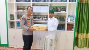 Kabid Humas Polda Aceh Salurkan Kurma Bantuan Kapolda ke Pesantren Markaz Al-Ishlah Al-Aziziyah