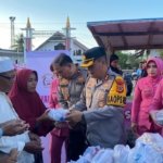 Polres Aceh Utara Bersama Bhayangkari Berbagi Takjil di Huntara Meunasah Alue Ie Puteh