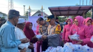 Polres Aceh Utara Bersama Bhayangkari Berbagi Takjil di Huntara Meunasah Alue Ie Puteh