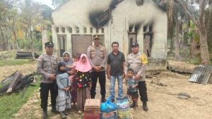 Kapolsek Baktiya Barat Salurkan Bantuan Sembako untuk Korban Kebakaran di Cot Laba