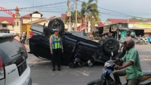 Laka Tunggal di Muara Dua, Toyota Land Cruiser Terbalik usai Hilang Kendali
