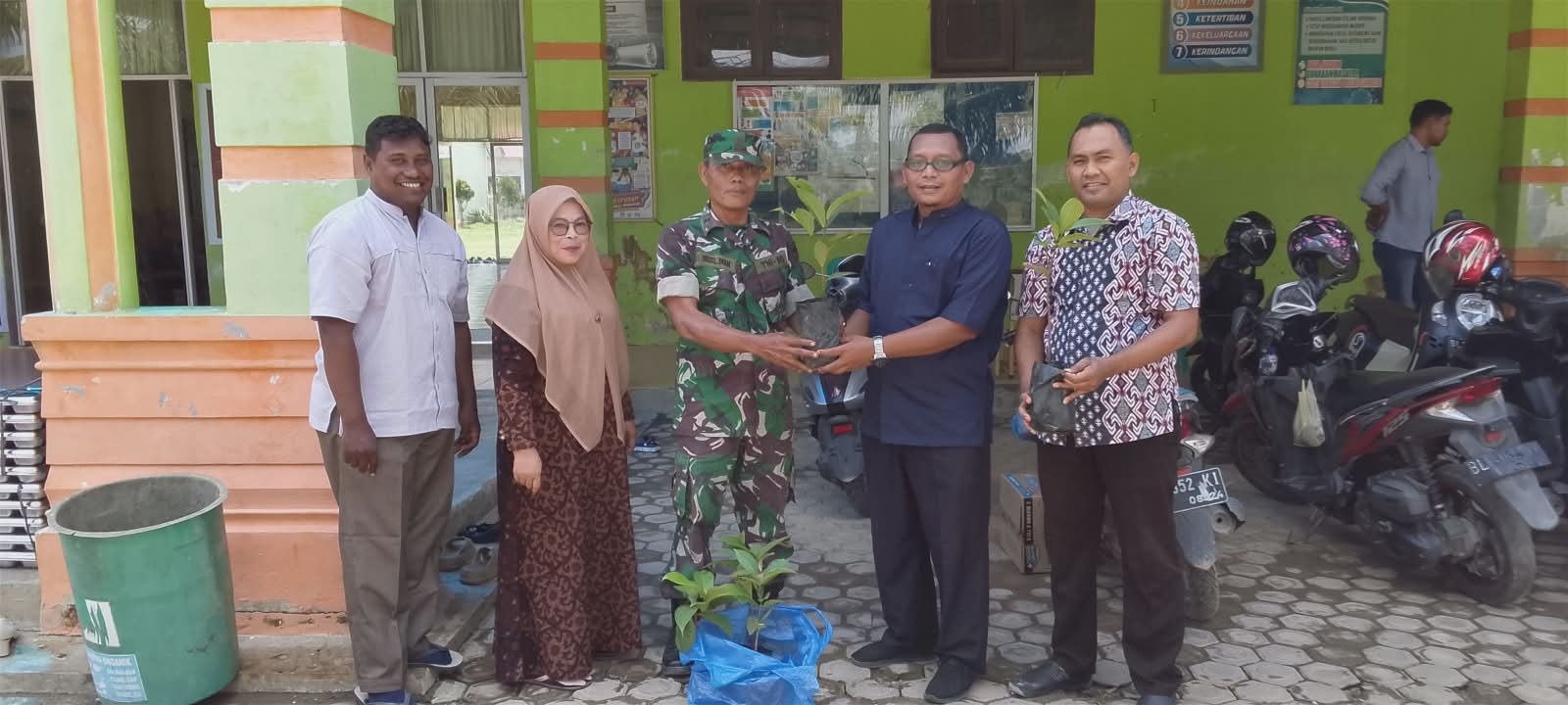 Kepala SMKN 1 Baktiya Barat Gandeng Koramil 18/Baktiya Barat Dukung Penghijauan Sekolah