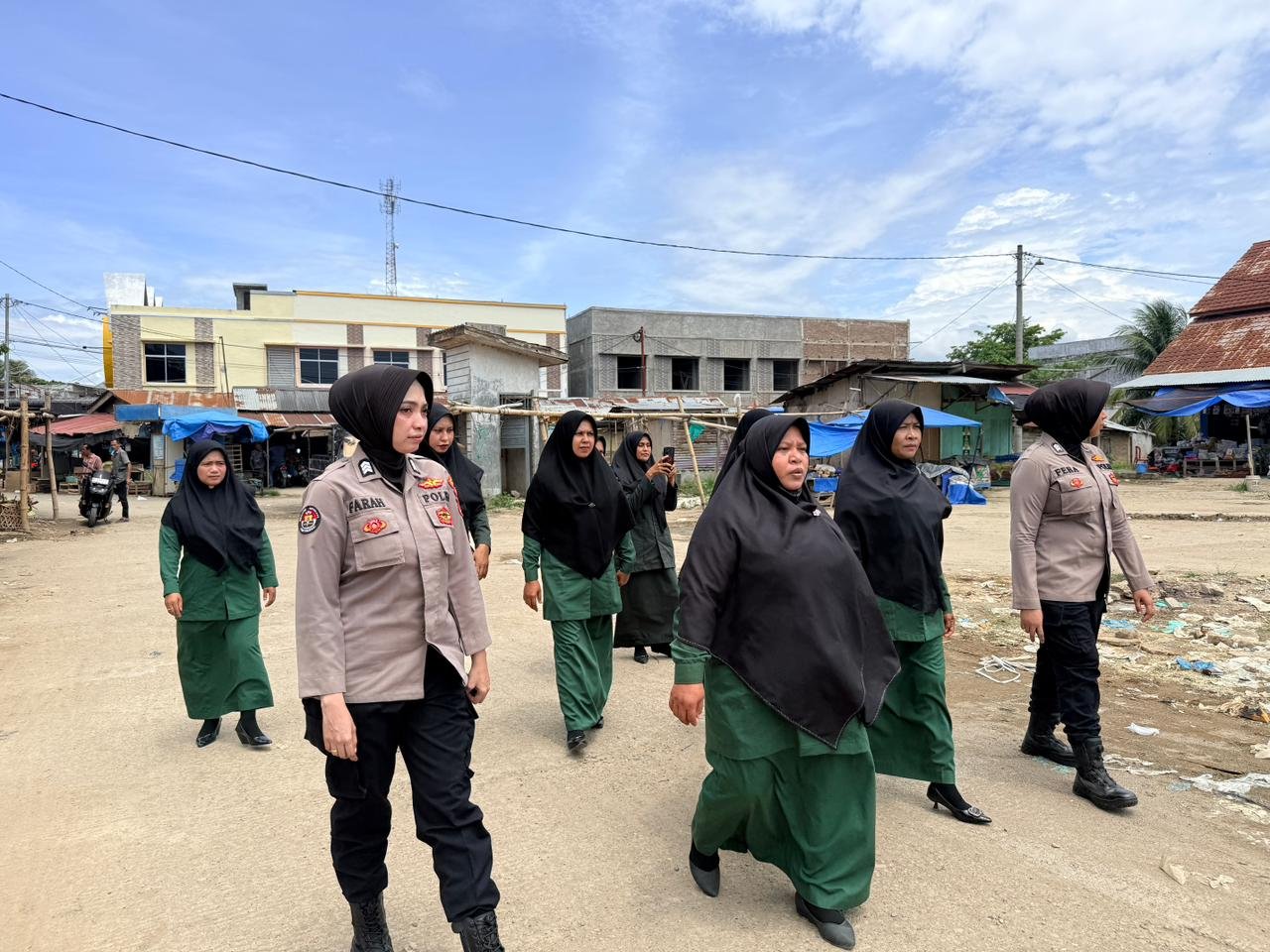 Polwan Polres Lhokseumawe dan Satpol PP/WH Aceh Utara Patroli Penegakan Qanun Syariat Islam di Samudera Geudong