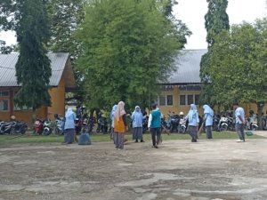 Gotong Royong Sambut Iduladha 1447 H, SMA Negeri 3 Putra Bangsa Lhoksukon Bersihkan Lingkungan Sekolah