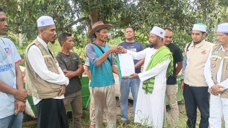 HILMI-FPI SERAHKAN 5 UNIT SAMPAN PENGURUK PASIR UNTUK KORBAN BANJIR BANDANG DI BIREUEN