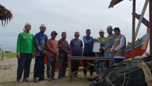 HILMI-FPI KEMBALI MENYERAHKAN BANTUAN PERAHU PUKAT LENGKAP DENGAN PUKAT DARAT BAGI KORBAN BANJIR BANDANG DI BIREUEN
