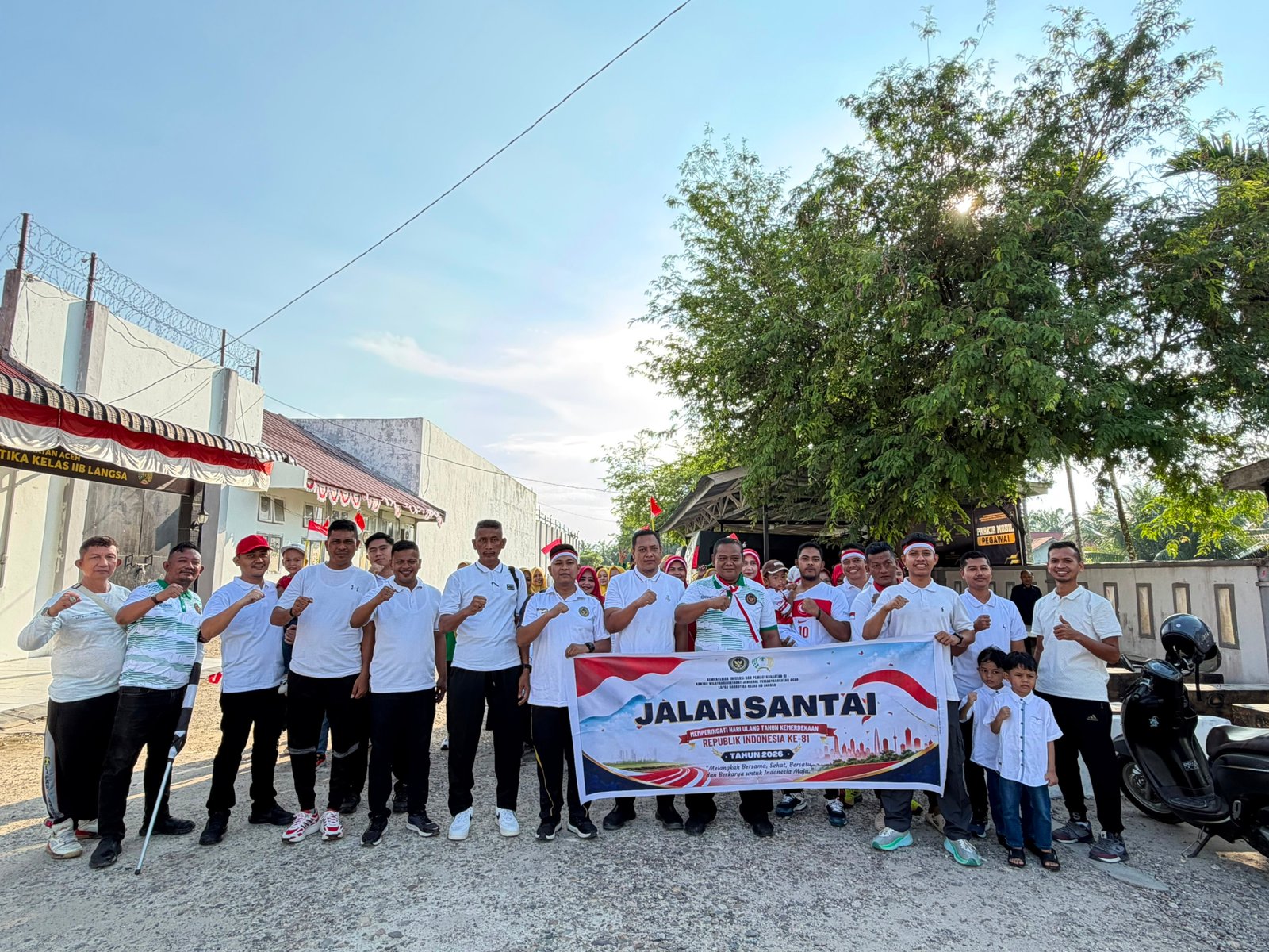 Semangat Kemerdekaan, Lapas Narkotika Langsa Gelar Jalan Santai Bersama Keluarga