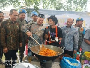 Bukan Sekadar Meninjau, Ayah Wa Mendadak Masak Mie Goreng Bang Baneng di Stan Paya Bakong