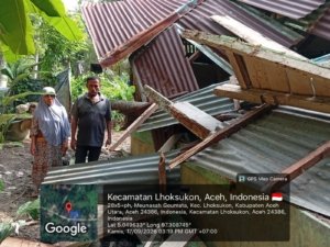 Hujan Lebat Disertai Angin Kencang, Rumah Warga di Lhoksukon Rusak Berat Tertimpa Pohon Tumbang
