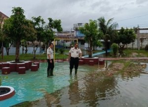 Antisipasi Cuaca Ekstrem, Kalapas Bersama Kaur Umum Lapas Narkotika Langsa Lakukan Pengecekan Saluran Air